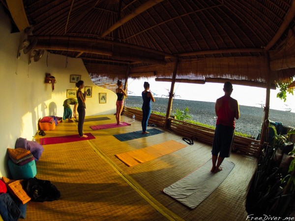 Утренняя йога во время фридайв-семинара