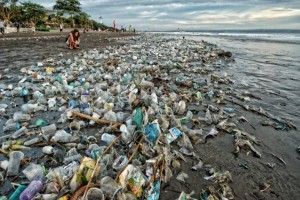 Пластиковый мусор на пляже Куты
